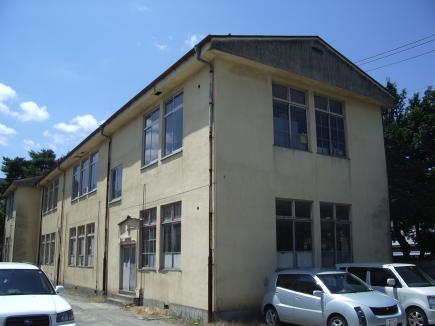 解体される西校舎（2010年7月撮影）